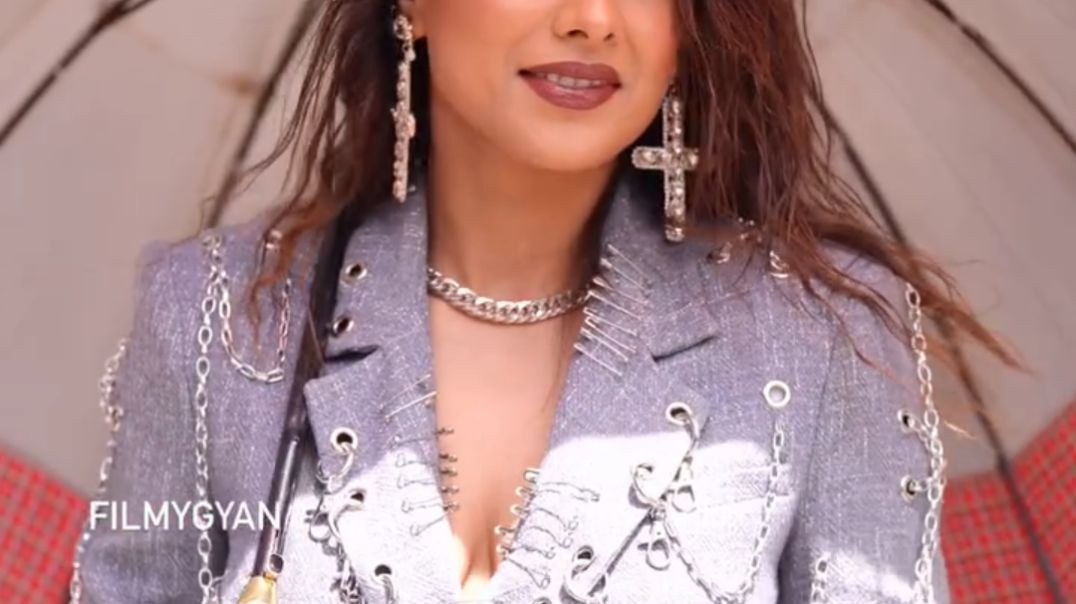 Nia is surely raising the temperature with her sizzling looks. 😍